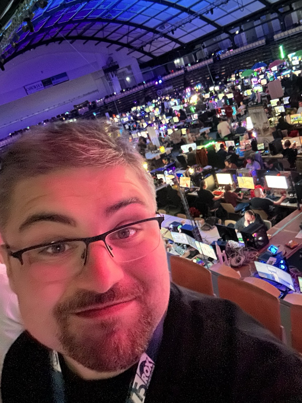 Blick über die Halle einer großen LAN-Party